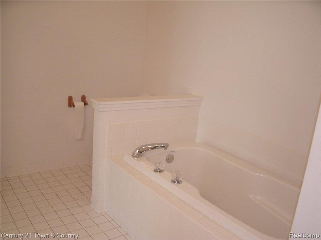 879 Ridgeside Drive Milford, MI 48381 - Photo 18 of 19 GEDC0333.JPG