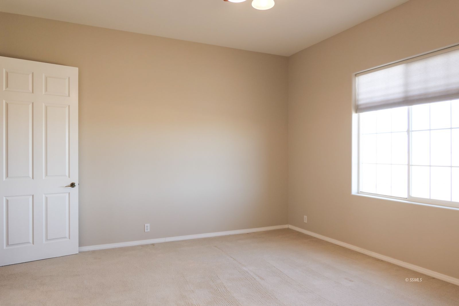 120 West Franklin Avenue Ridgecrest, CA 93555 - Photo 24 of 49 an empty room with a window