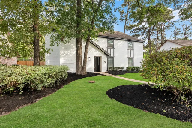 a view of a house with backyard and garden