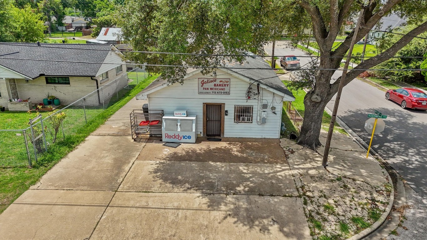 2915 Kashmere Street Houston, TX 77026 - Photo 15 of 20 a view of a white house with a large tree and a yard