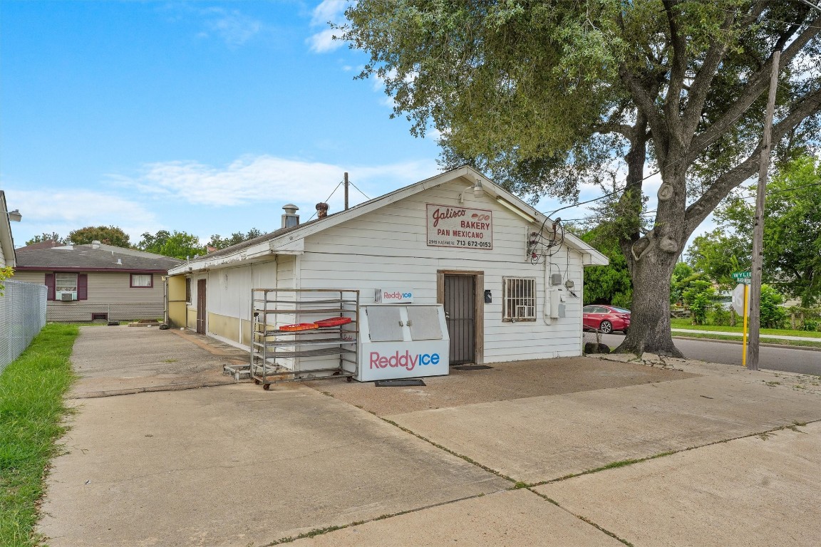 2915 Kashmere Street Houston, TX 77026 - Photo 5 of 20 a view of a house with a patio
