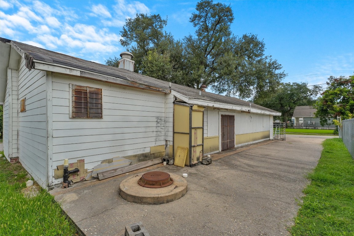2915 Kashmere Street Houston, TX 77026 - Photo 6 of 20 a view of a house with backyard and sitting area