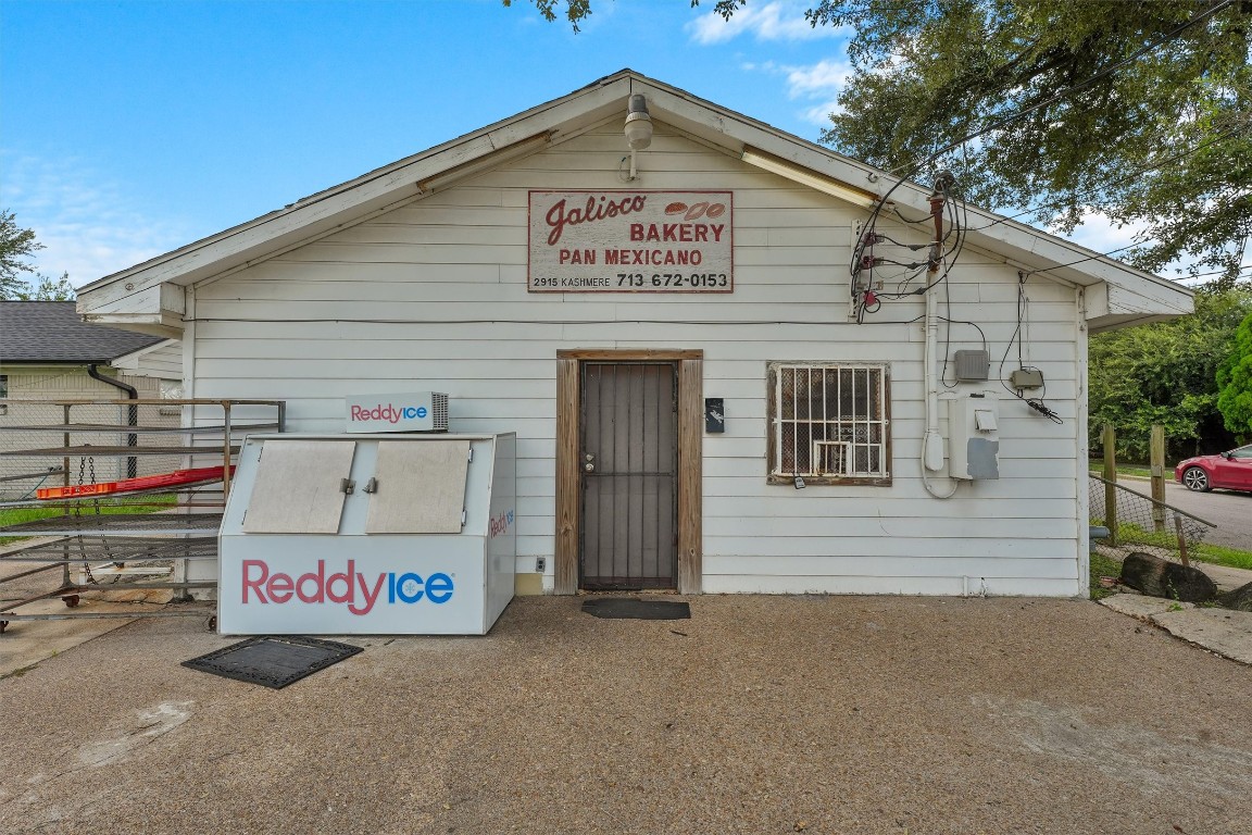 2915 Kashmere Street Houston, TX 77026 - Photo 7 of 20 a sign on the side of a building