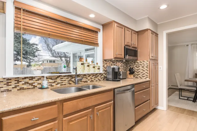 $469,900 | 475 Amherst Avenue, Des Plaines, IL 60016