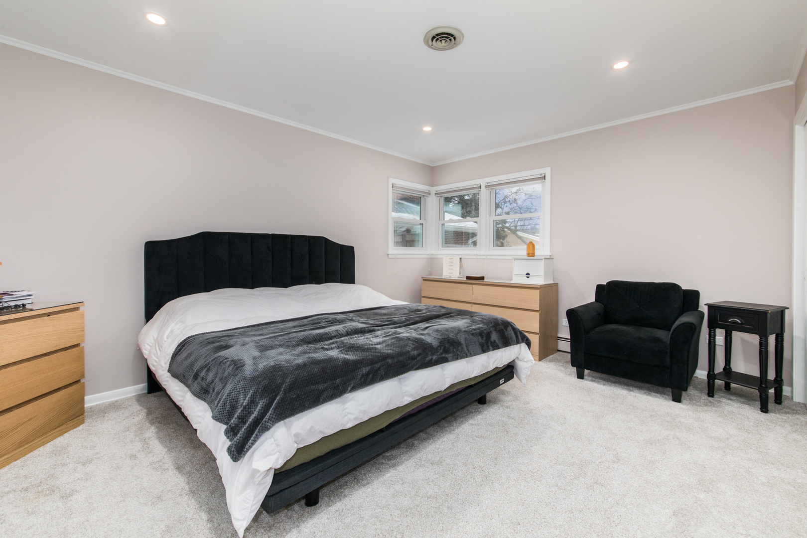 475 Amherst Avenue Des Plaines, IL 60016 - Photo 17 of 29 a bedroom with a bed and a couch