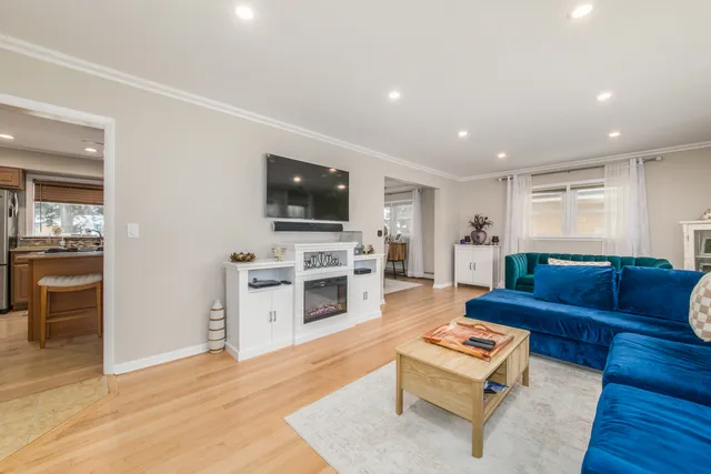 $469,900 | 475 Amherst Avenue, Des Plaines, IL 60016