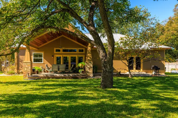 $799,000 | 806 East Hwy Street, Fredericksburg, TX 78624