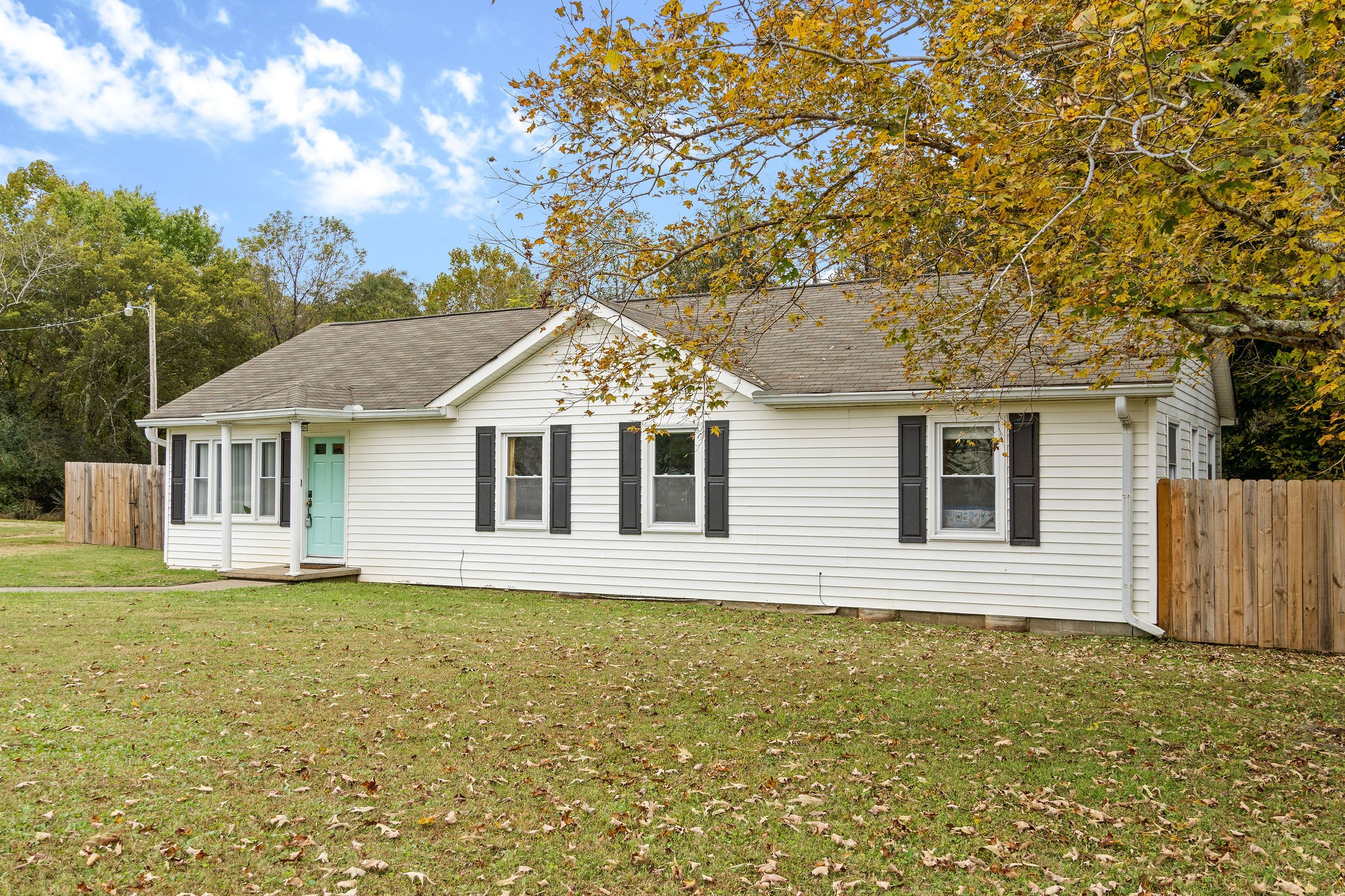 4696 Chapel Hill Road Southside, TN 37171 - Photo 2 of 36 a front view of a house with a garden