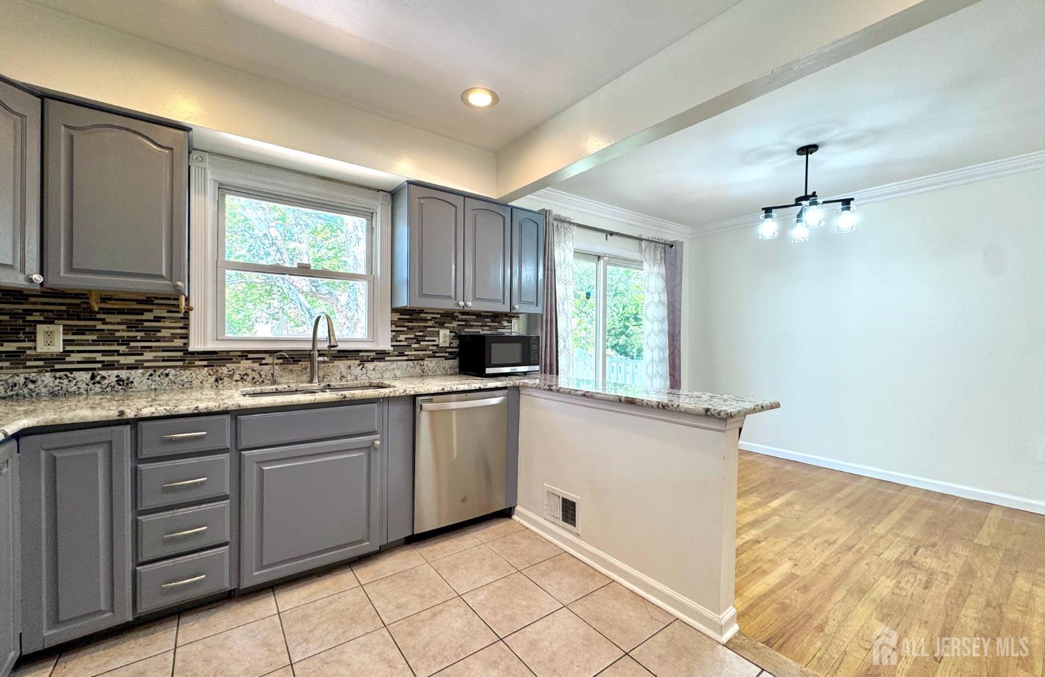 19 Library Place Edison, NJ 08820 - Photo 8 of 25