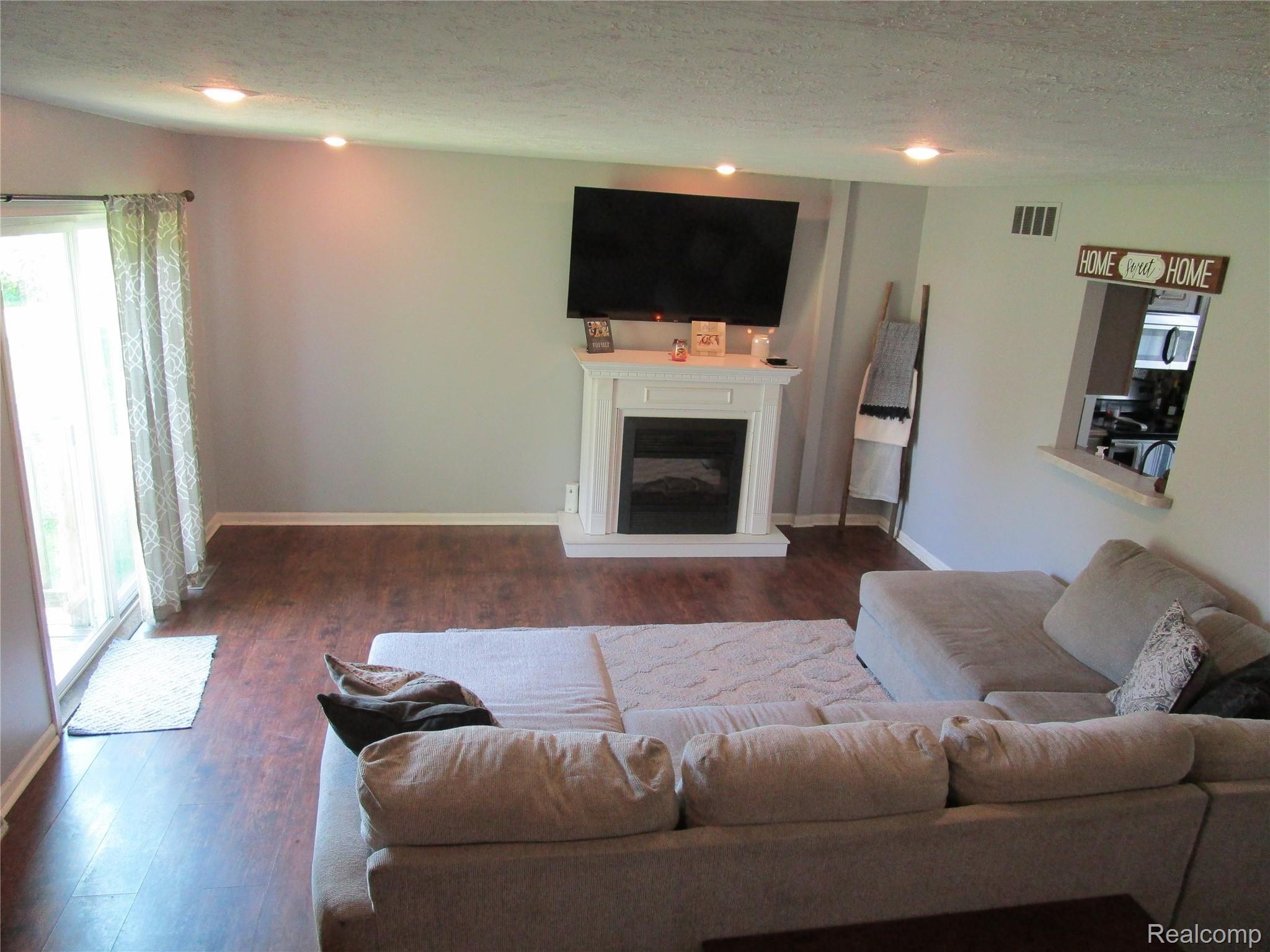 34178 Van Born Road Wayne, MI 48184 - Photo 7 of 13 IMG_0864.JPG