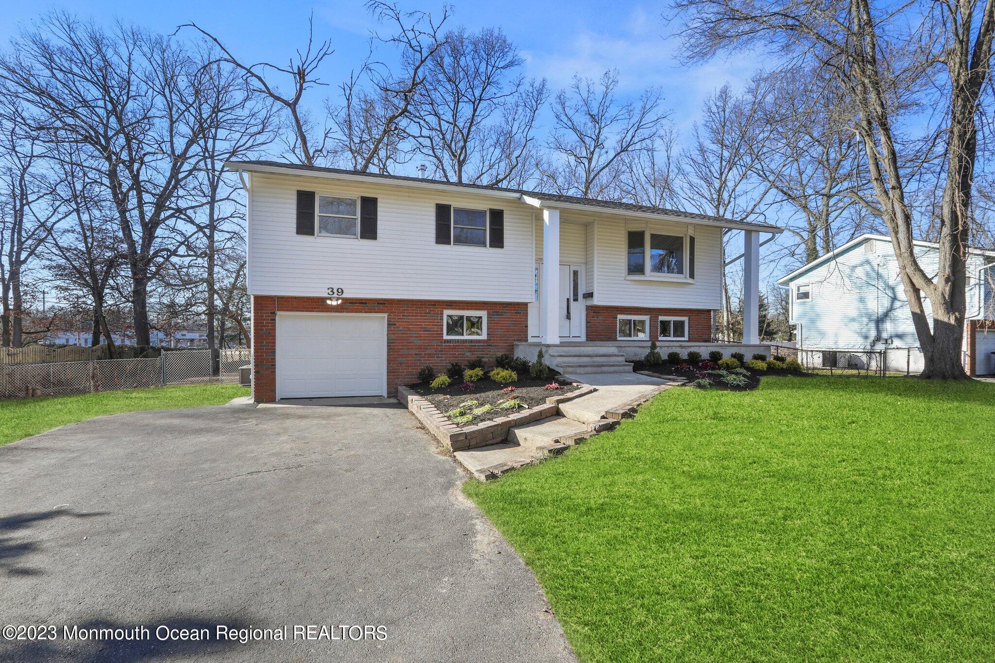 39 Holiday Road Manalapan, NJ 07726 - Photo 1 of 29 FRONT