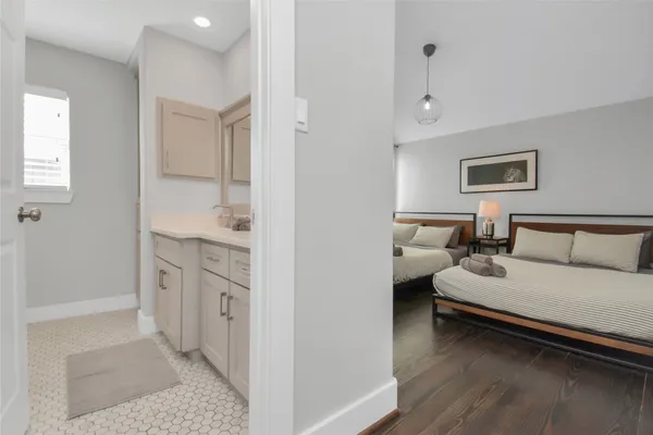 $2,800 | 5705 Cochran Street, Houston, TX 77009