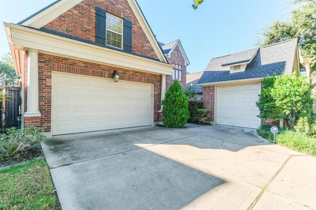 a view of a house with backyard