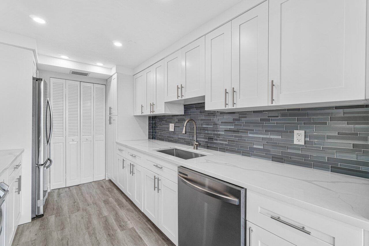 859 Jeffery Street, Unit 609 Boca Raton, FL 33487 - Photo 4 of 34 kitchen