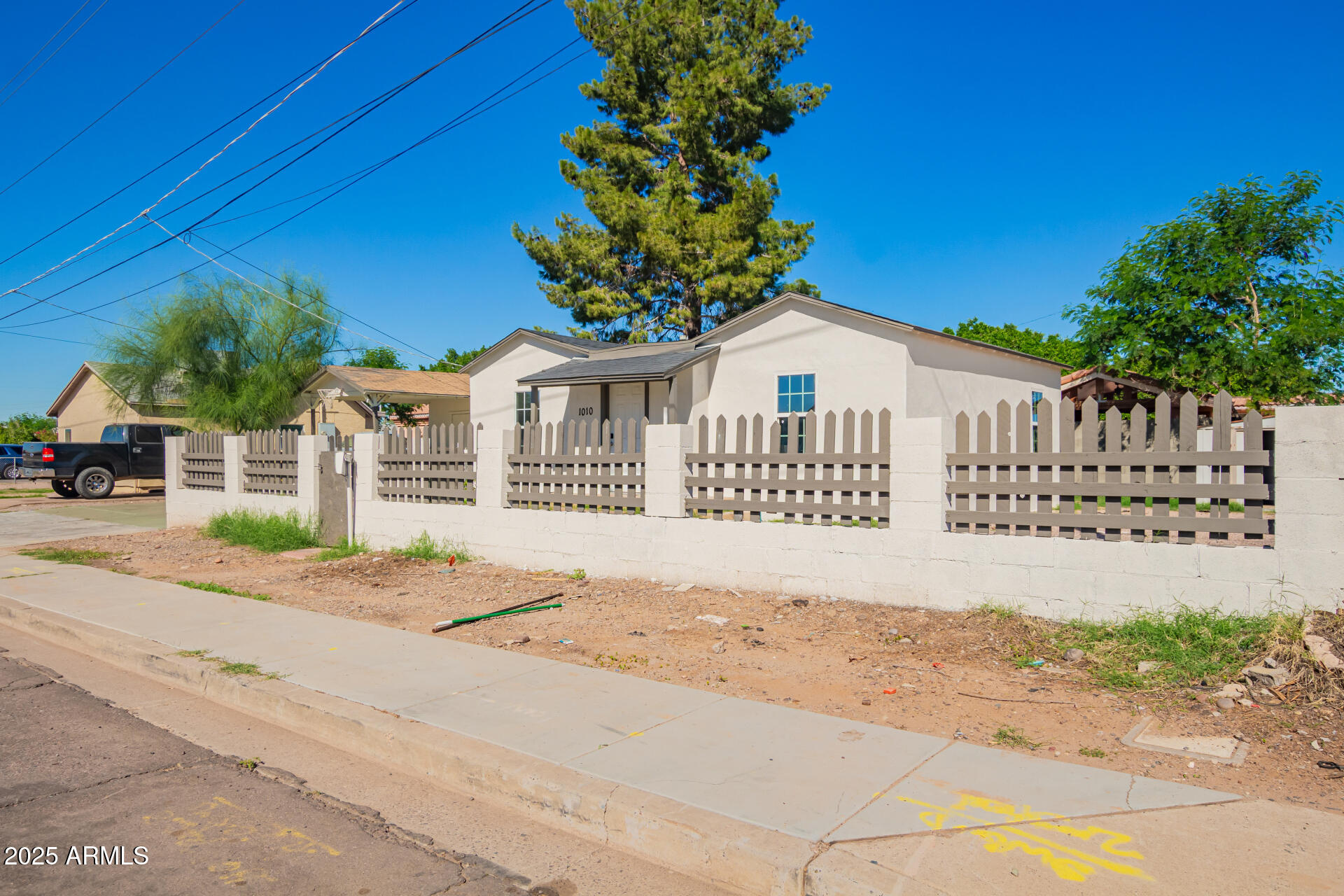 1010 East Chipman Road Phoenix, AZ 85040 - Photo 3 of 23 a front view of a house with a yard