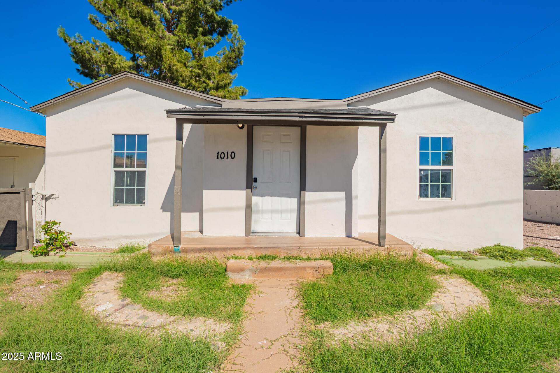 1010 East Chipman Road Phoenix, AZ 85040 - Photo 5 of 23 a front view of a house with a yard