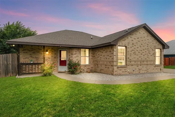 $250,000 | 305 Ashwood Street, Azle, TX 76020