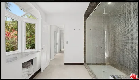 a view of an entryway with a livingroom