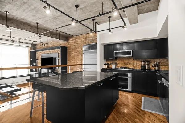 $3,900 | 1830 Ridge Avenue, Unit 103, Evanston, IL 60201