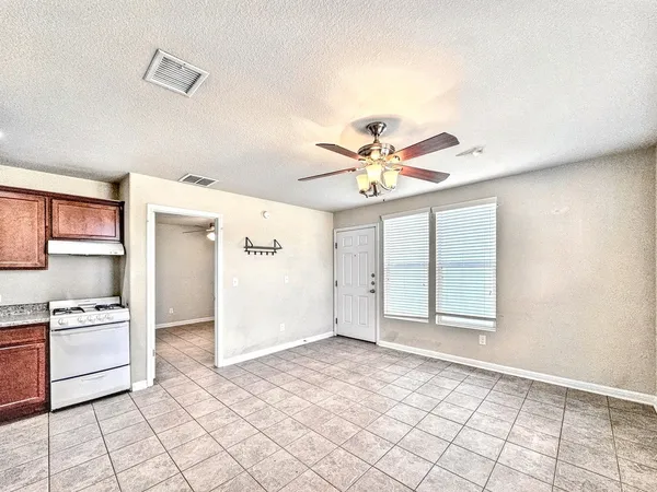 $950 | 338 Trestle Tree, Unit C, San Marcos, TX 78666