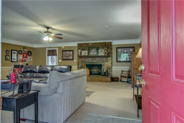 222 Hampton Road Columbia, TN 38401 - Photo 2 of 20 Welcome to your large living room