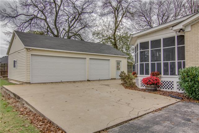 222 Hampton Road Columbia, TN 38401 - Photo 19 of 20 A mans dream! 3 car garage! with all new lighting