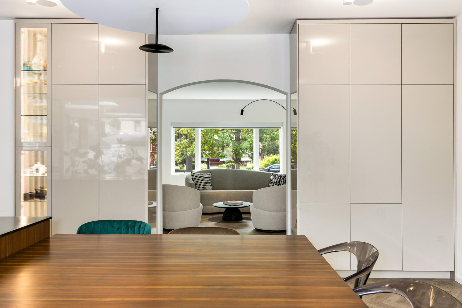 2333 Ridgeway Avenue Evanston, IL 60201 - Photo 14 of 35 a view of a livingroom with furniture