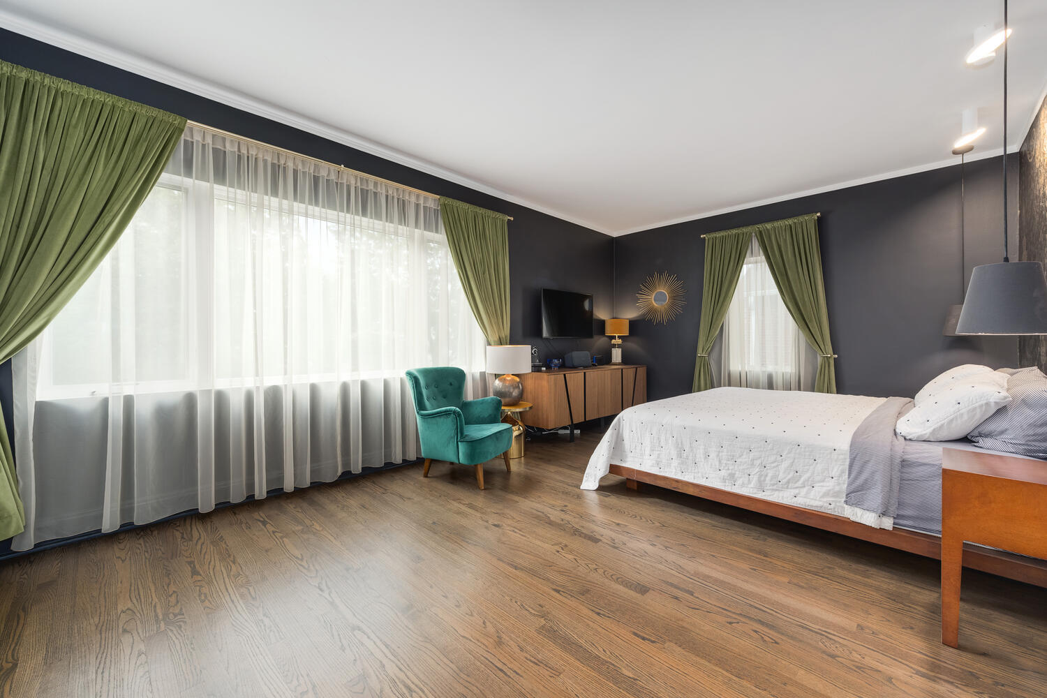 2333 Ridgeway Avenue Evanston, IL 60201 - Photo 22 of 35 a bed room with a bed and a chair