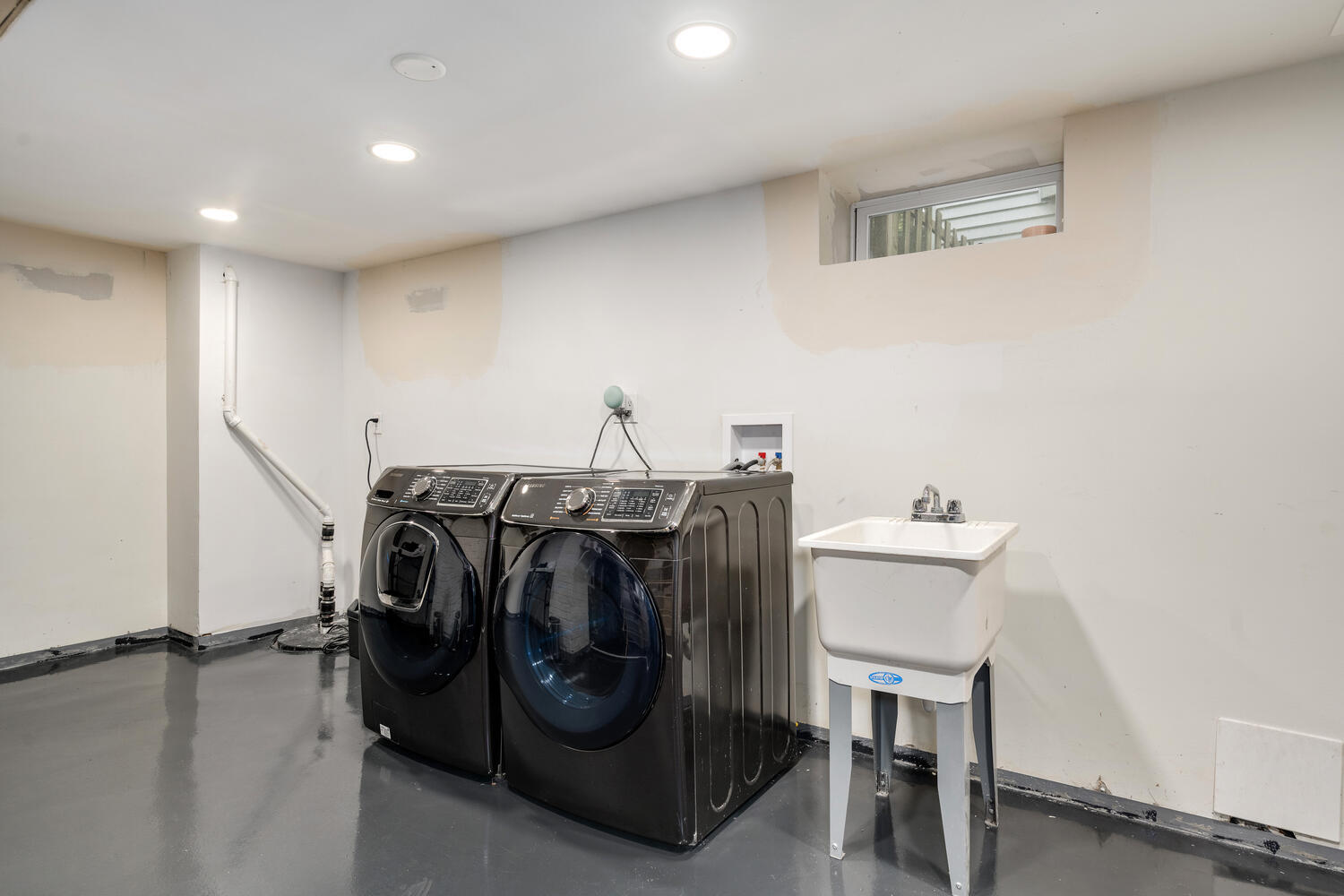 2333 Ridgeway Avenue Evanston, IL 60201 - Photo 30 of 35 a utility room with dryer and washer