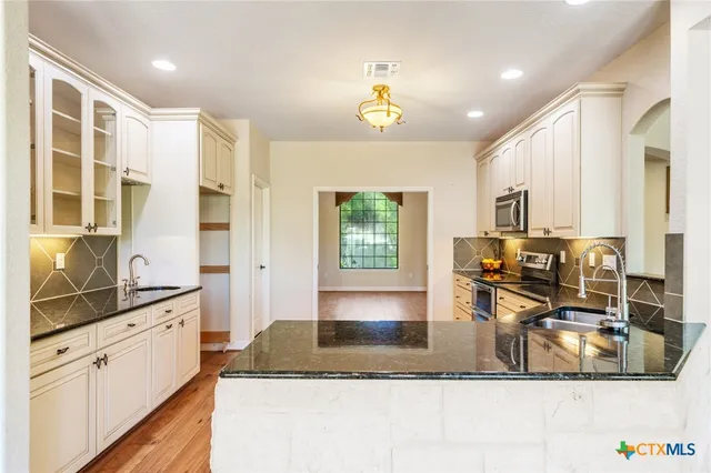 $615,000 | 170 North Echo Canyon Drive North, Comfort, TX 78013