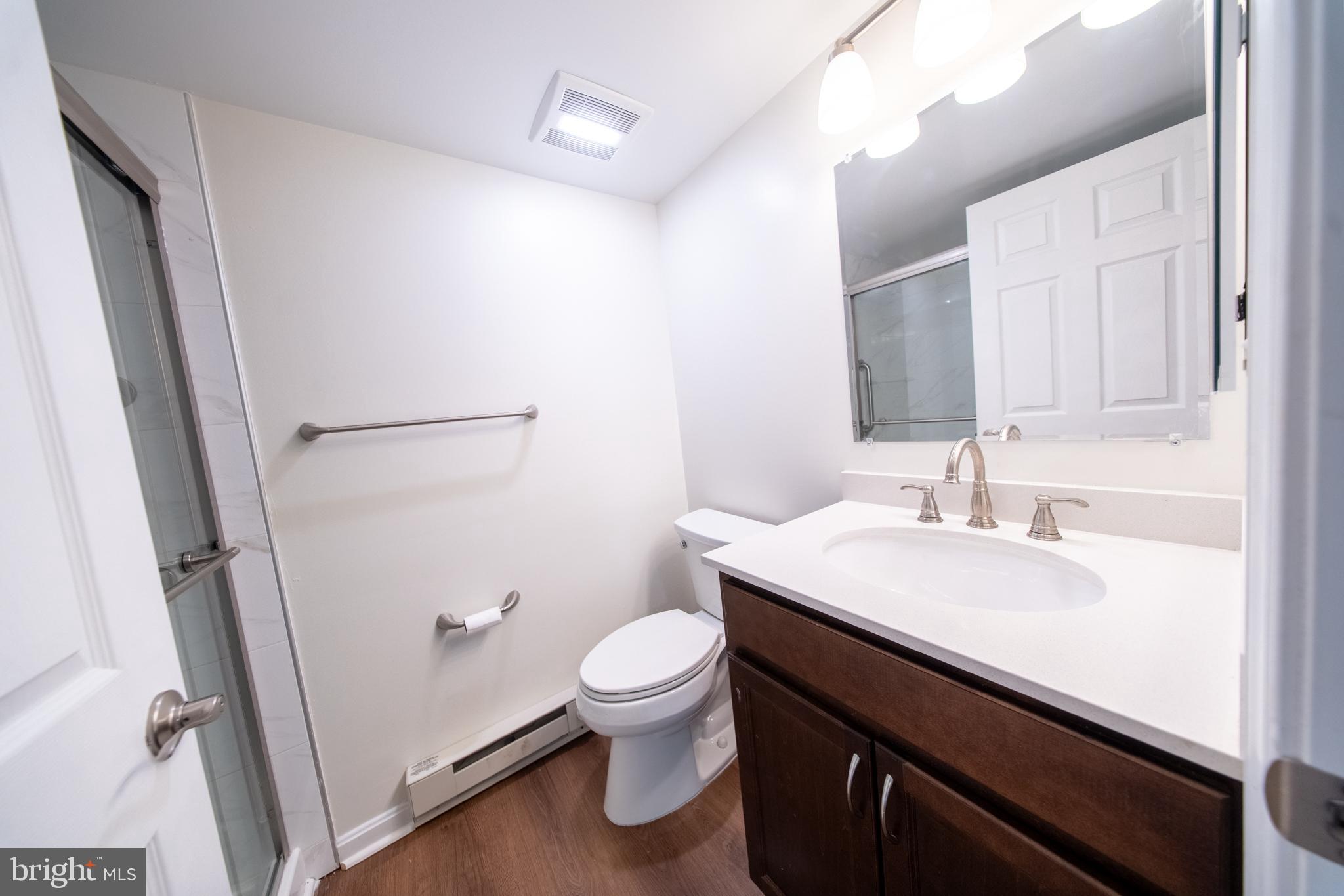 15210 Elkridge Way, Unit 912J Silver Spring, MD 20906 - Photo 28 of 35 En-suite bathroom