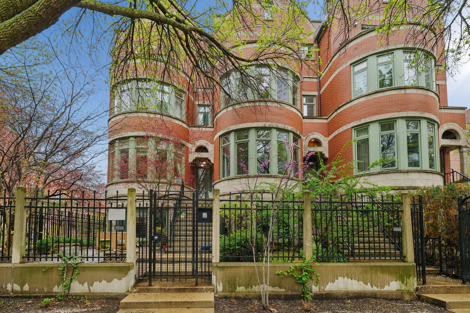 1401 South Indiana Avenue Chicago, IL 60605 - Photo 1 of 40 a front view of a building