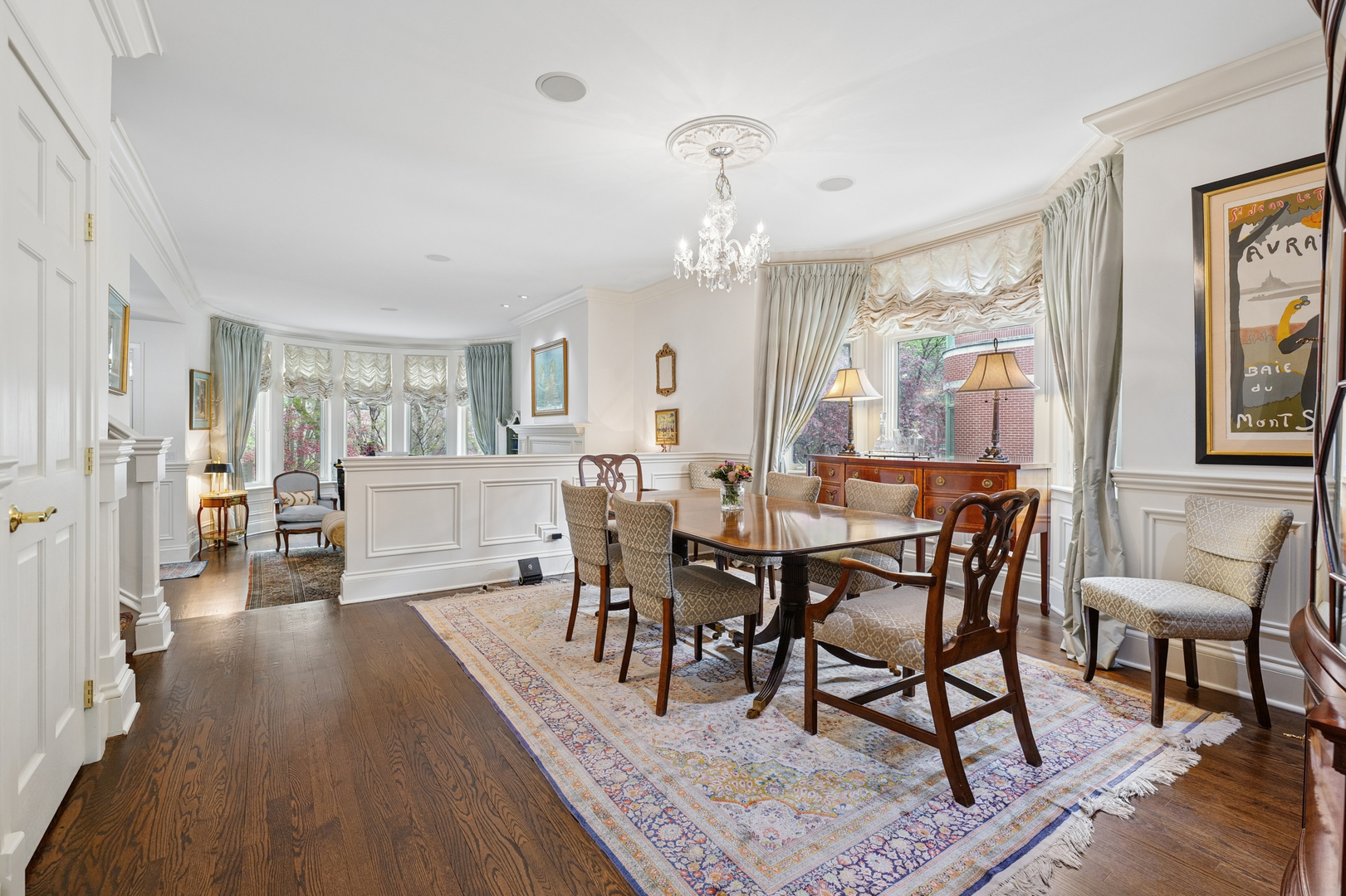 1401 South Indiana Avenue Chicago, IL 60605 - Photo 11 of 40 a view of a dining room with furniture and wooden floor