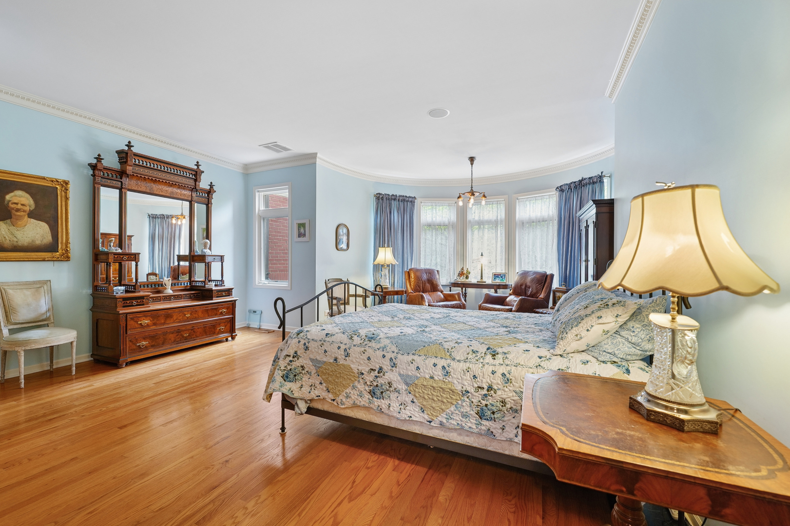 1401 South Indiana Avenue Chicago, IL 60605 - Photo 15 of 40 a bed room with furniture and a wooden floor
