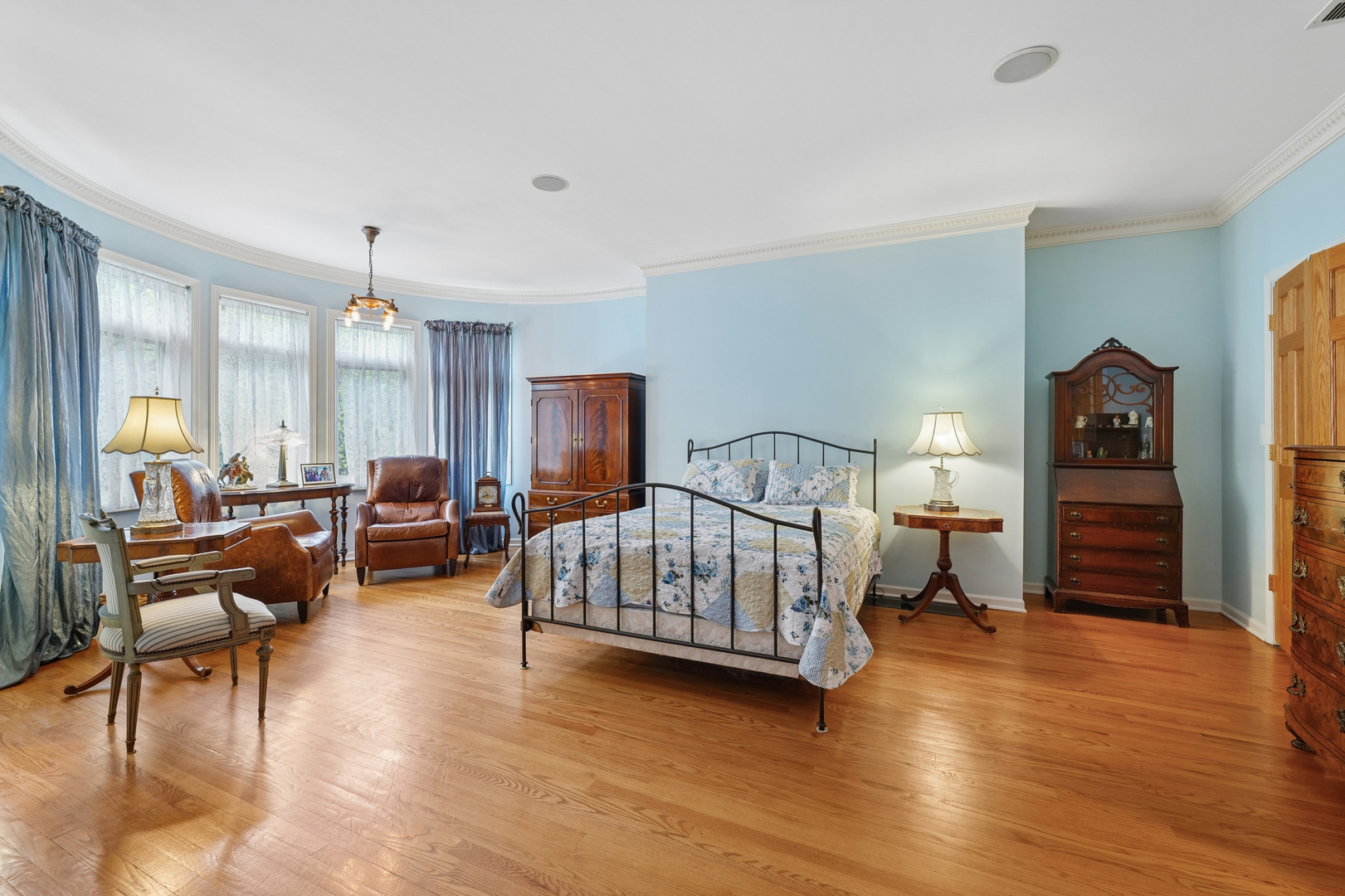 1401 South Indiana Avenue Chicago, IL 60605 - Photo 17 of 40 a living room with furniture and a wooden floor
