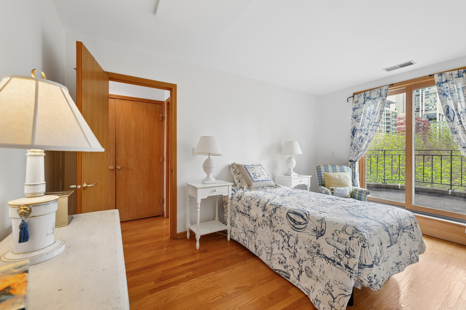 1401 South Indiana Avenue Chicago, IL 60605 - Photo 18 of 40 a bedroom with a bed and a night stand