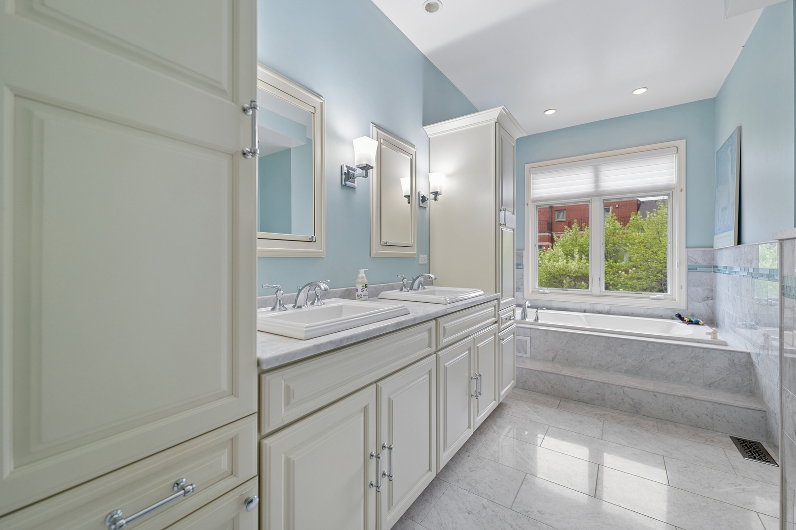 1401 South Indiana Avenue Chicago, IL 60605 - Photo 20 of 40 a bathroom with a granite countertop sink and mirror with bathtub