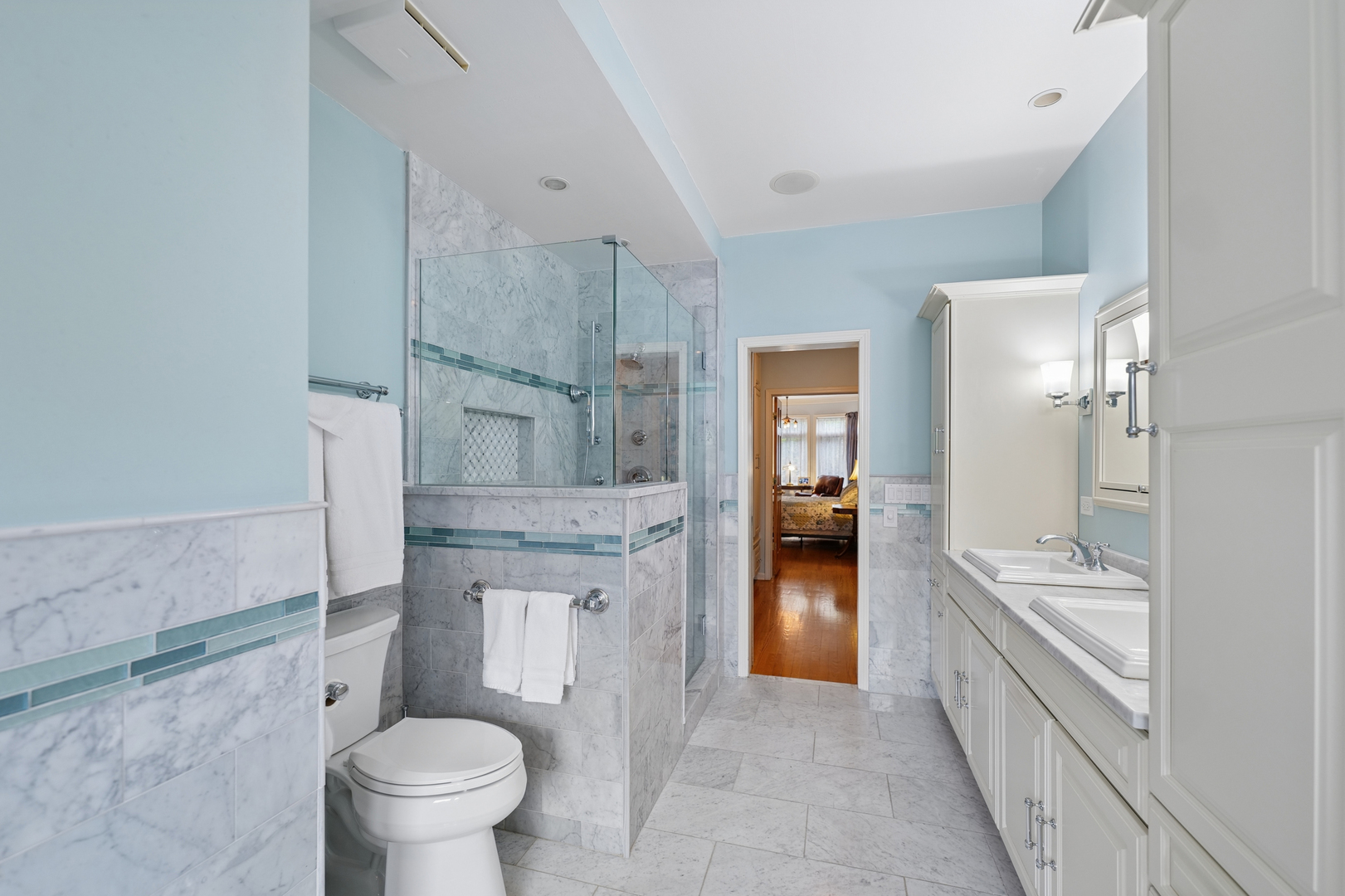1401 South Indiana Avenue Chicago, IL 60605 - Photo 21 of 40 a bathroom with a granite countertop sink a toilet and bathtub