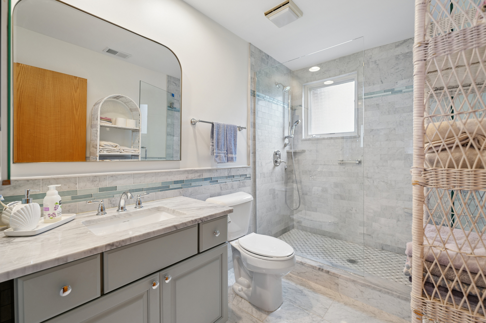 1401 South Indiana Avenue Chicago, IL 60605 - Photo 22 of 40 a bathroom with a shower sink vanity mirror and toilet