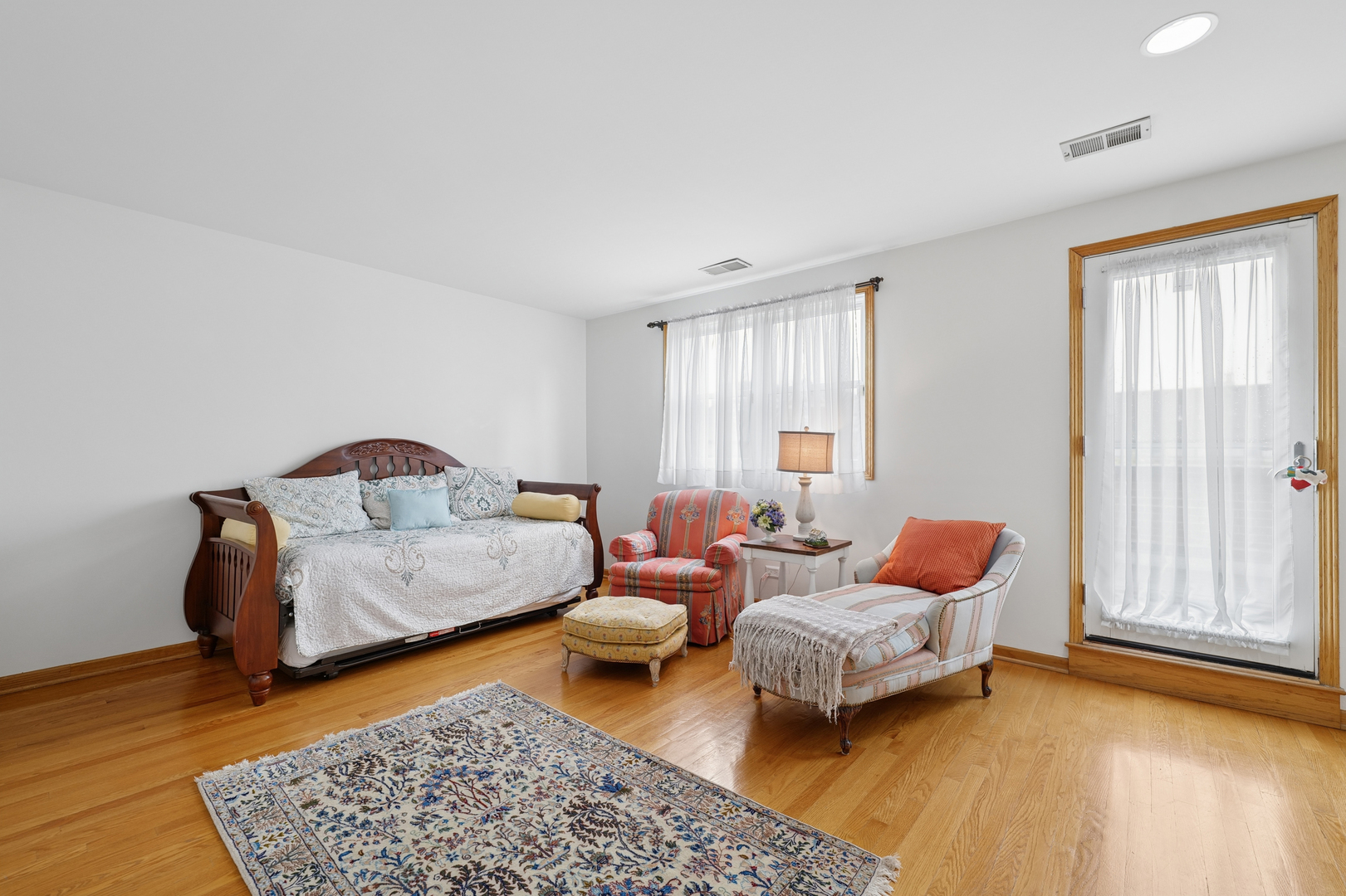 1401 South Indiana Avenue Chicago, IL 60605 - Photo 25 of 40 a bedroom with furniture and a rug