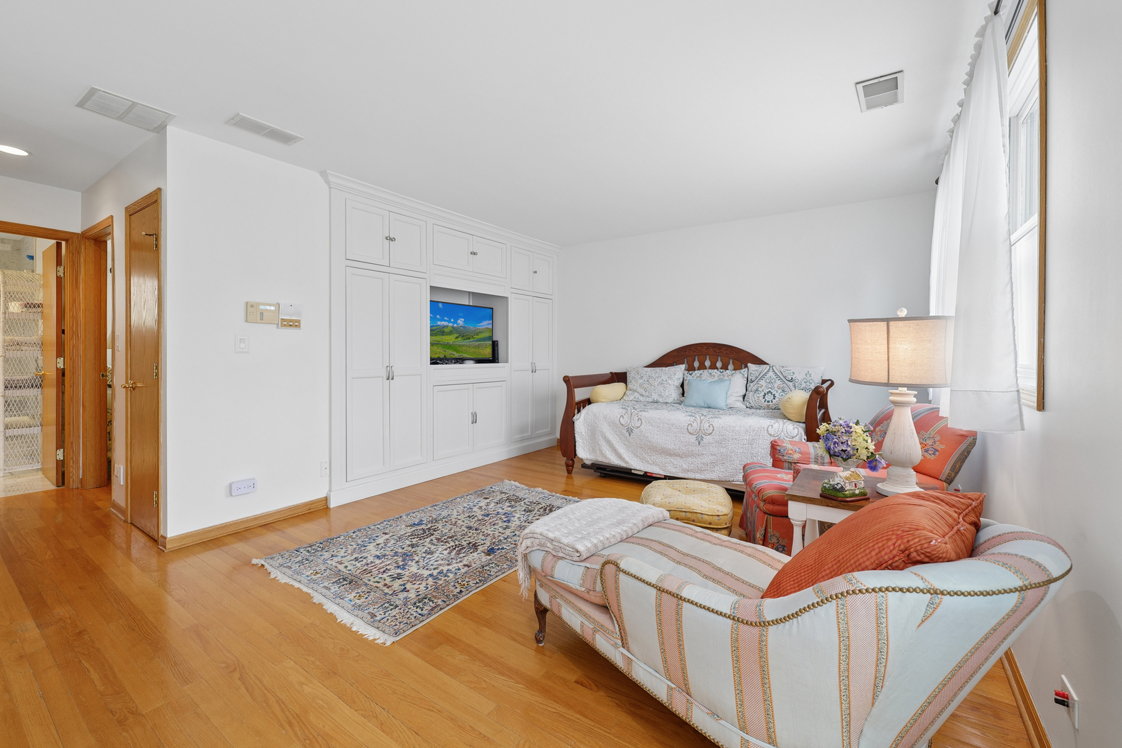 1401 South Indiana Avenue Chicago, IL 60605 - Photo 26 of 40 a bedroom with a bed and a window
