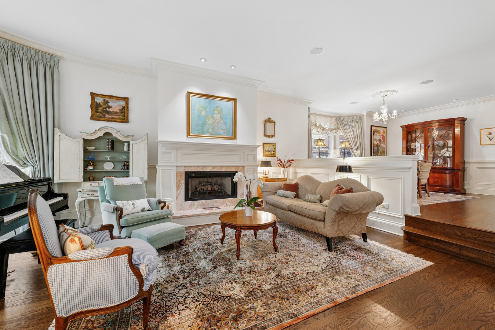 1401 South Indiana Avenue Chicago, IL 60605 - Photo 4 of 40 a living room with furniture and a fireplace