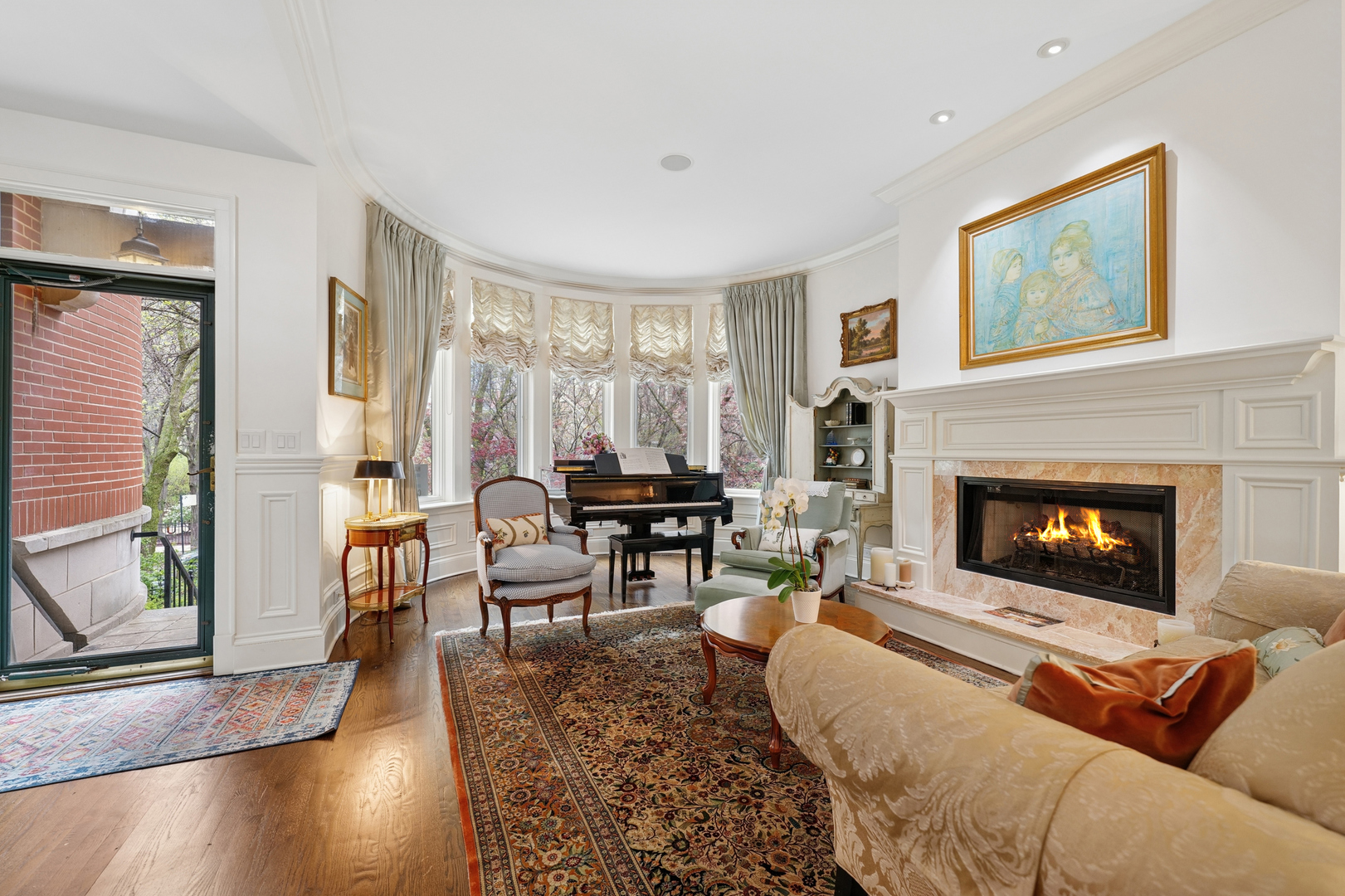 1401 South Indiana Avenue Chicago, IL 60605 - Photo 5 of 40 a living room with furniture and a fireplace