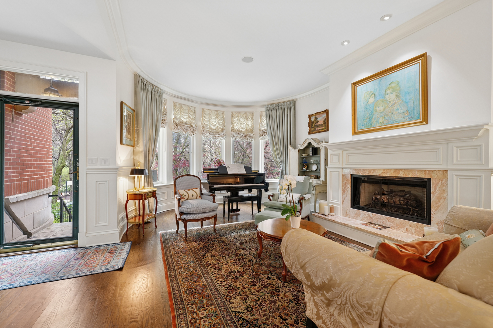 1401 South Indiana Avenue Chicago, IL 60605 - Photo 9 of 40 a living room with furniture and a fireplace