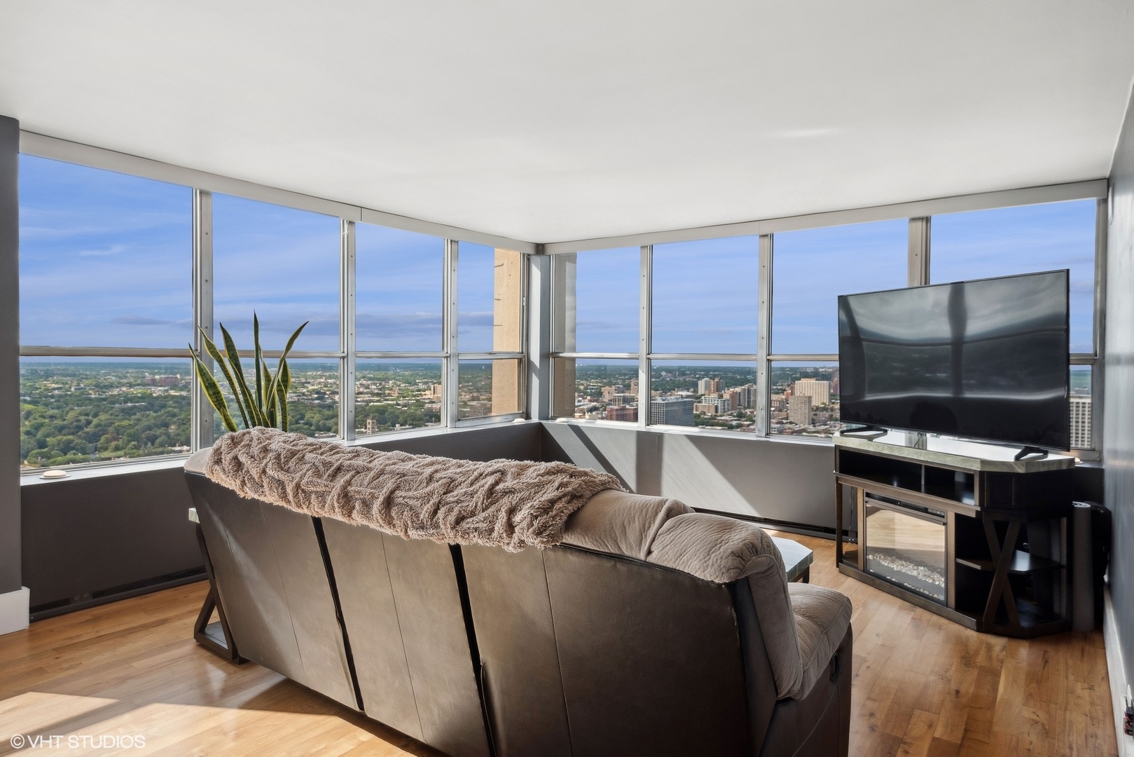 655 West Irving Park Road, Unit 3816 Chicago, IL 60613 - Photo 4 of 17 Gallery Image 4