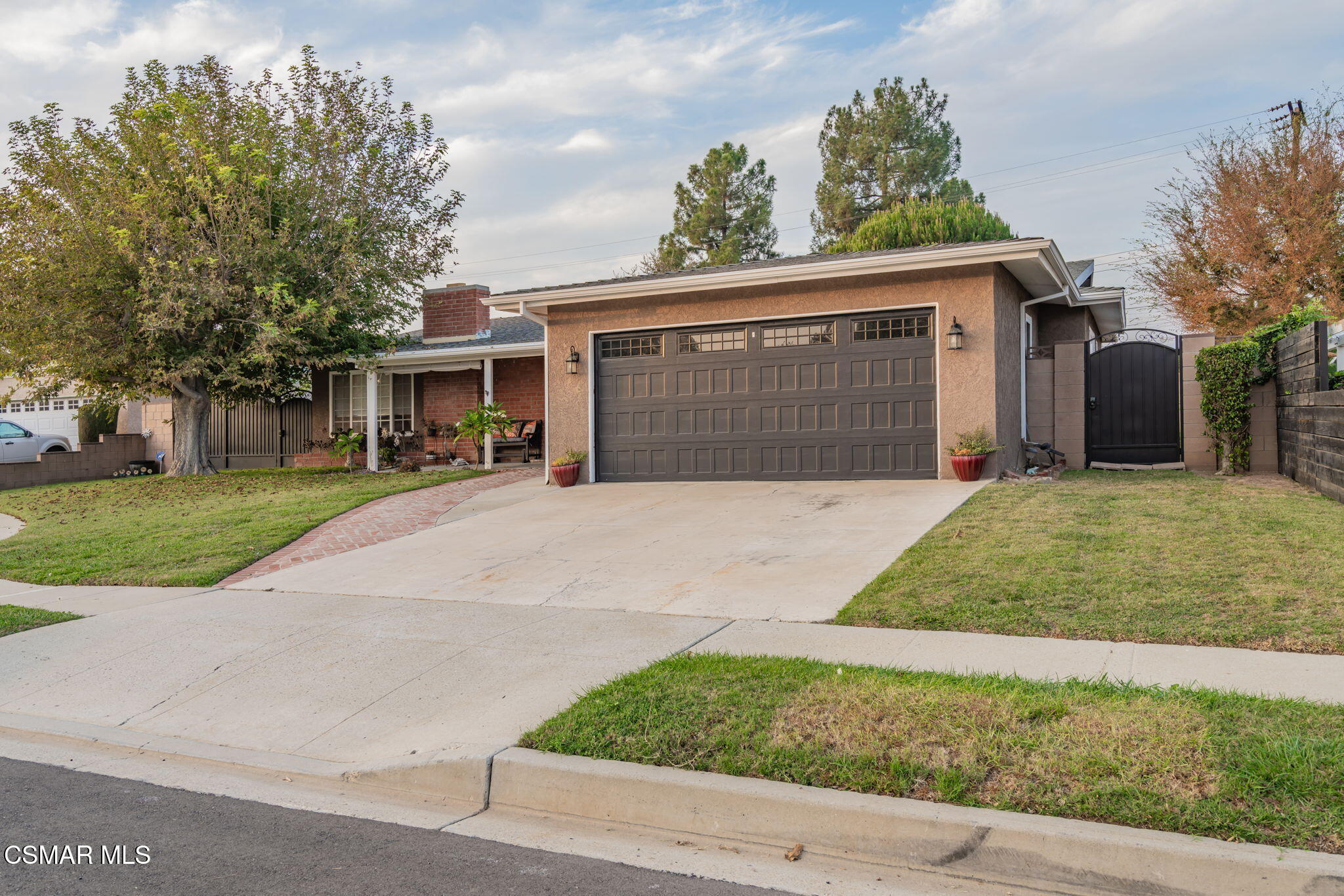 761 Lyons Court Simi Valley, CA 93065 - Photo 57 of 61 front view of a house with a yard