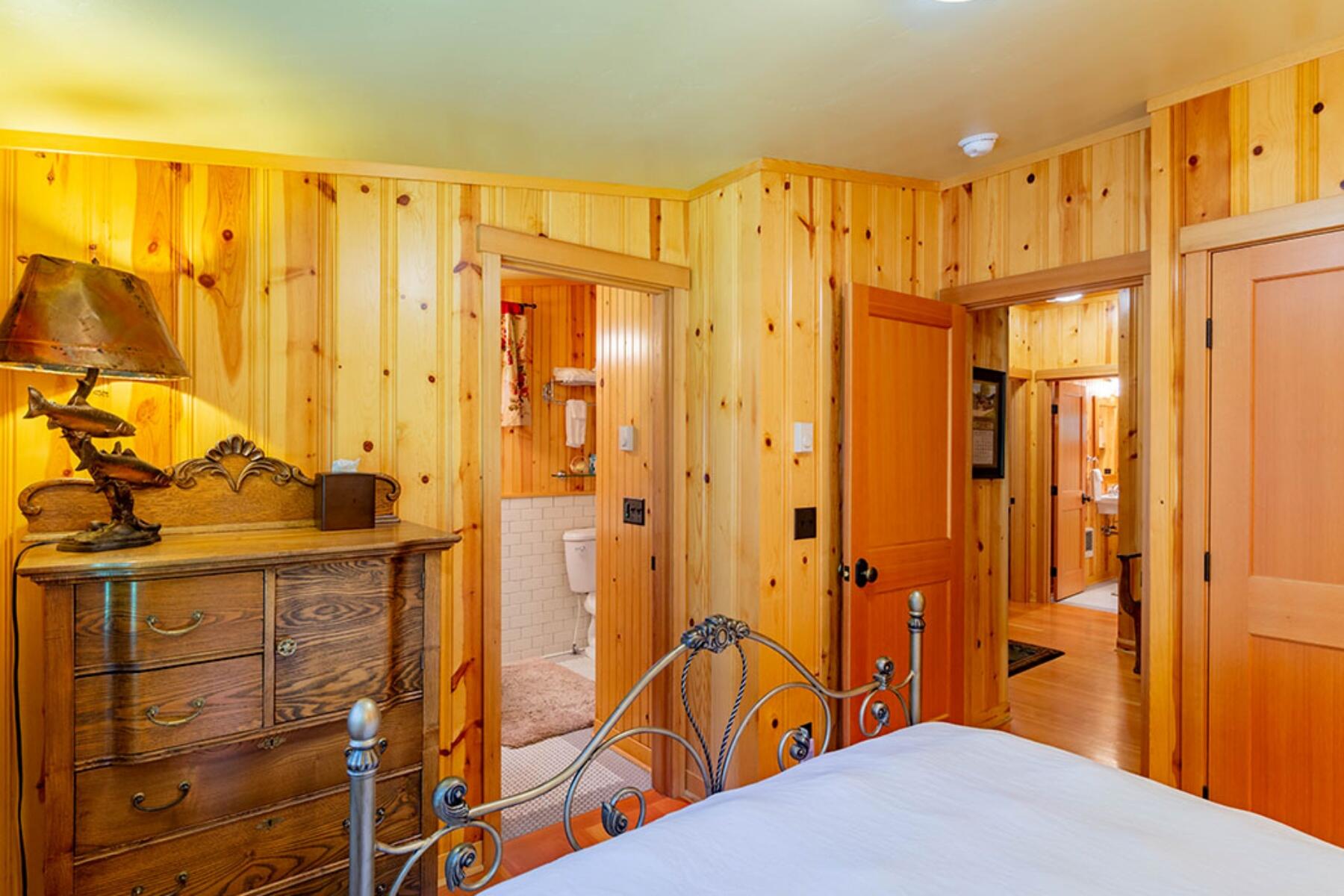 13375 Southwest Forest Service Road, Unit 27U1 Camp Sherman, OR 97730 - Photo 25 of 34 batch_metolius-river-luxury-cabin-27-que