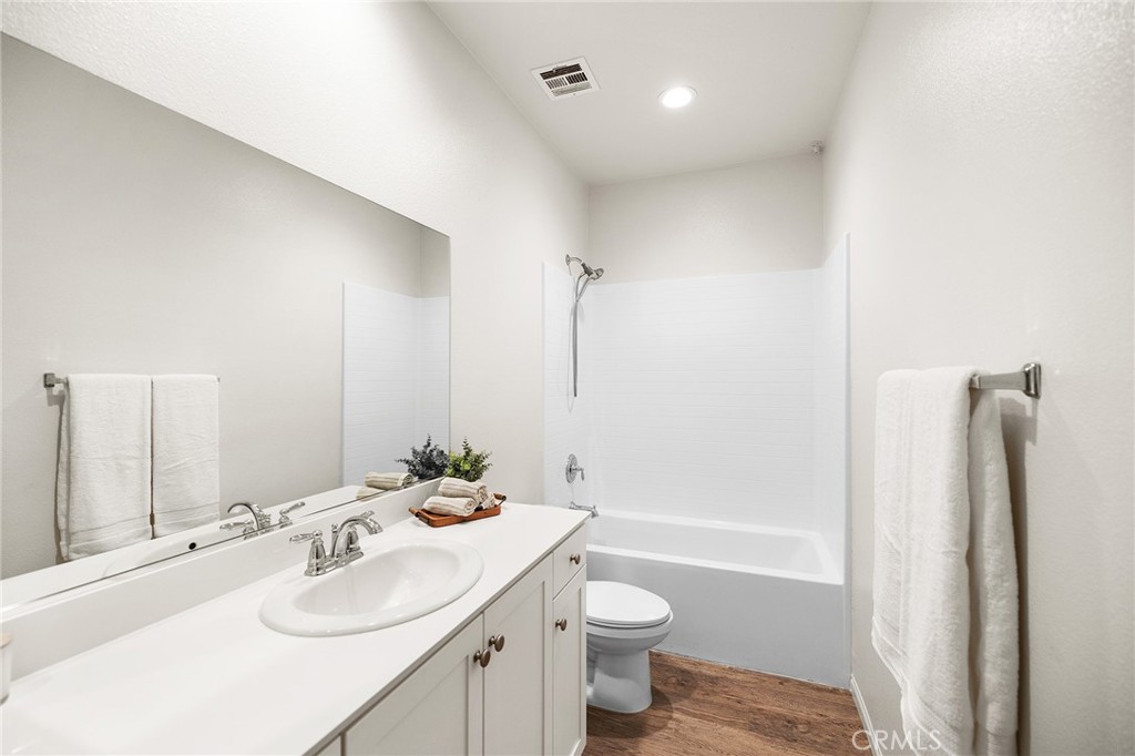 29978 Windmill Farms Road Winchester, CA 92596 - Photo 25 of 44 hall bathroom