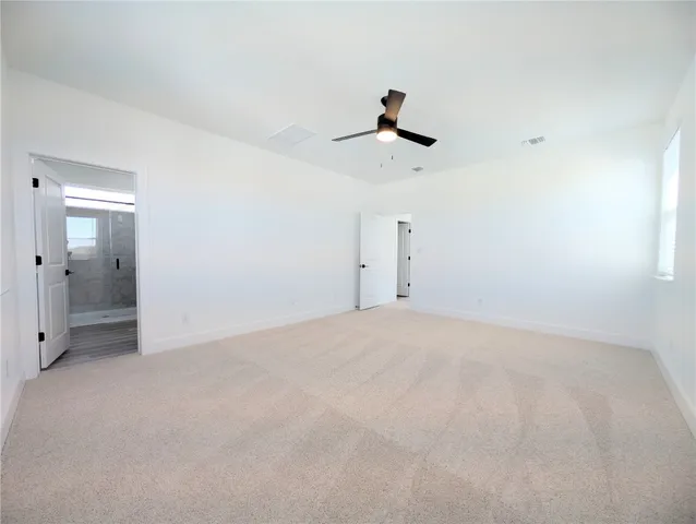 a view of empty room with a ceiling fan