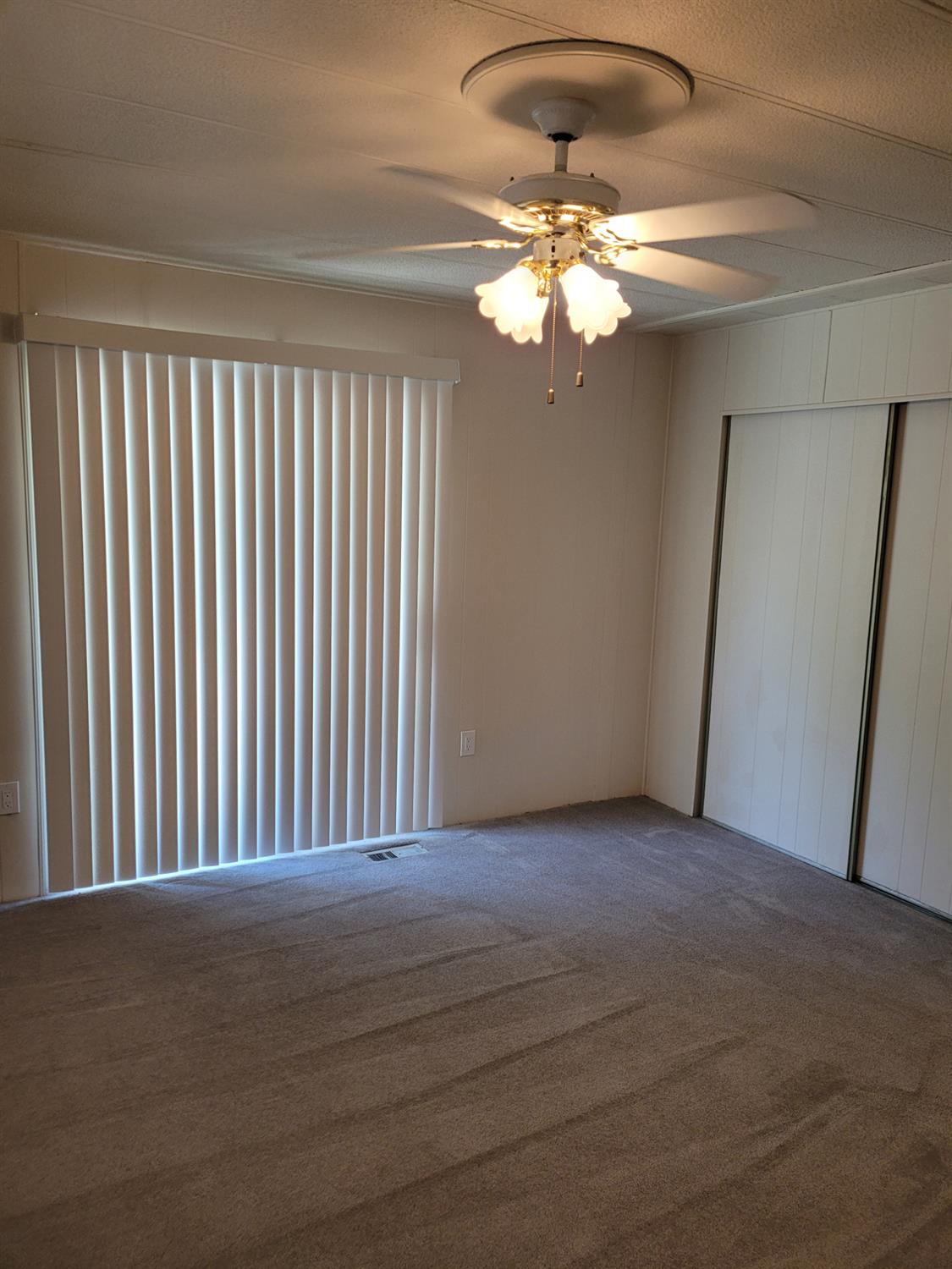 3955 Coffee Road, Unit 53 Modesto, CA 95355 - Photo 20 of 26 a view of a livingroom with a chandelier fan